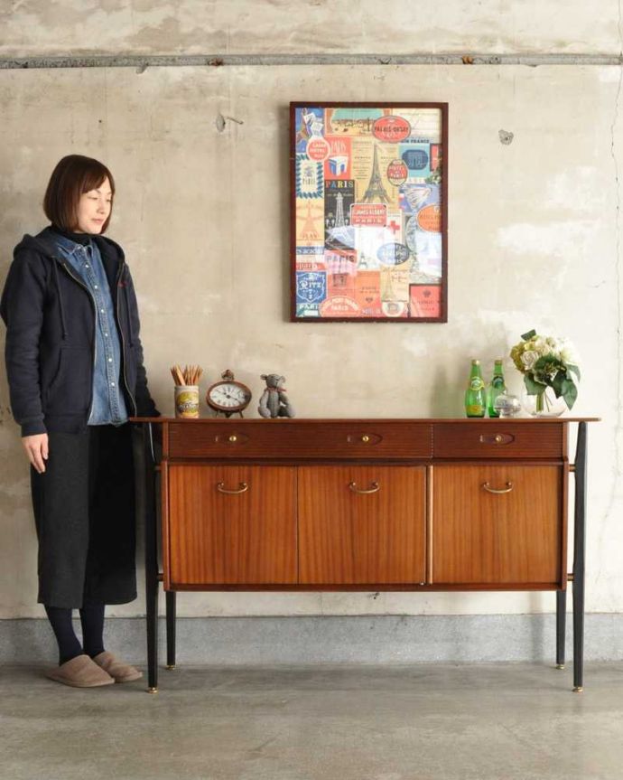 アンティークのキャビネット アンティーク家具 Nathan(ネイサン)社のビンテージ家具、ブラックのラインがお洒落なサイドボード。人気のヒミツは北欧スタイルのデザインやっぱりスッキリとカッコイイ北欧デザインが人気のサイドボード。(k-2342-f)