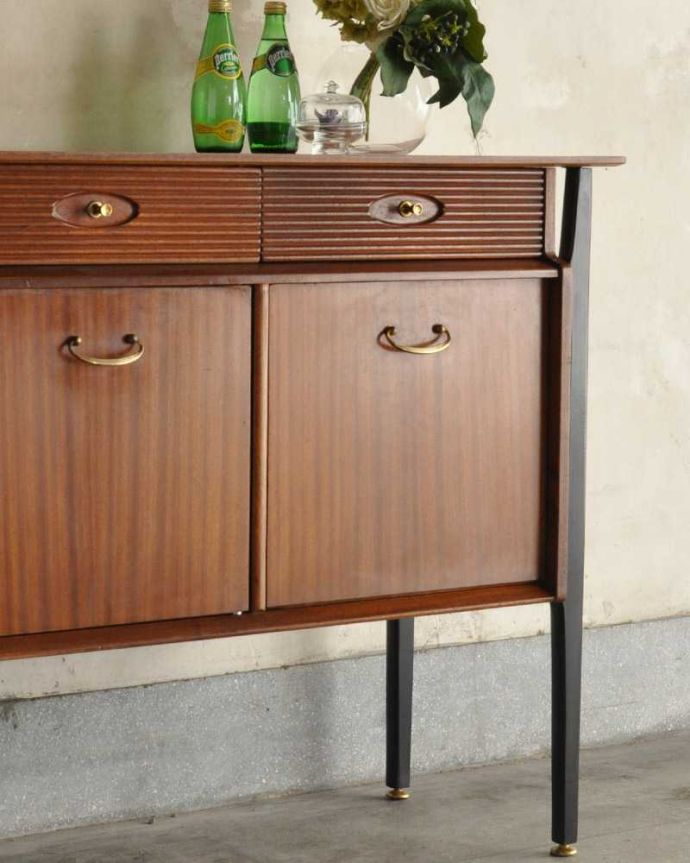 アンティークのキャビネット アンティーク家具 Nathan(ネイサン)社のビンテージ家具、ブラックのラインがお洒落なサイドボード。ヴィンテージ家具らしいあたたかさ。(k-2342-f)