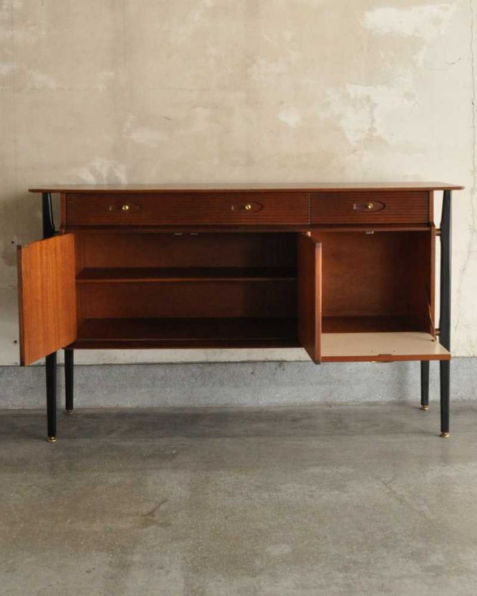 アンティークのキャビネット アンティーク家具 Nathan(ネイサン)社のビンテージ家具、ブラックのラインがお洒落なサイドボード。扉の奥はたっぷり収納扉を開けると、中にはたっぷりの収納。(k-2342-f)