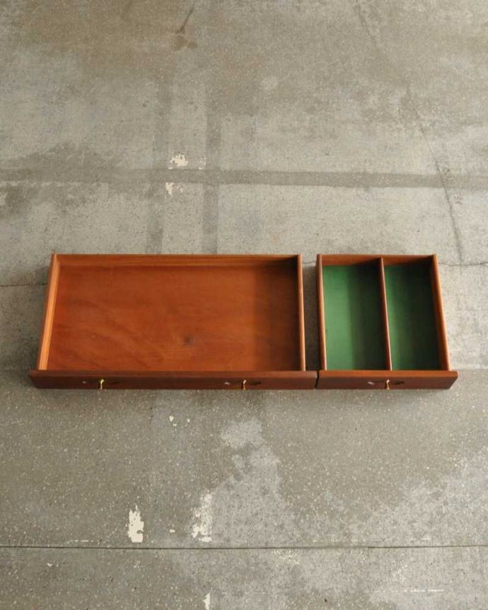 アンティークのキャビネット アンティーク家具 Nathan(ネイサン)社のビンテージ家具、ブラックのラインがお洒落なサイドボード。キレイにお直ししました引き出しの中も修復の際、専門の職人がキレイにしました。(k-2342-f)