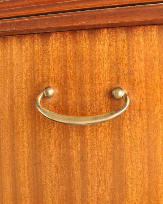 アンティークのキャビネット アンティーク家具 Nathan(ネイサン)社のビンテージ家具、ブラックのラインがお洒落なサイドボード。扉の木目があたたかさを演出クールなデザインなのに、なんだかほっとするあたたかさ。(k-2342-f)