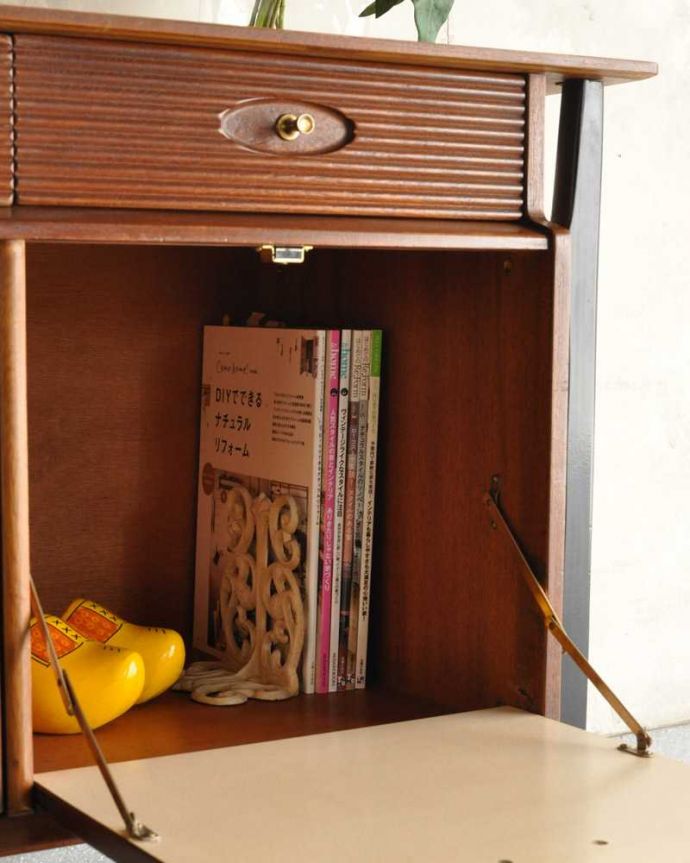 アンティークのキャビネット アンティーク家具 Nathan(ネイサン)社のビンテージ家具、ブラックのラインがお洒落なサイドボード。扉の中は収納たっぷりA4サイズの雑誌までしっかり収納出来ちゃう大きさ。(k-2342-f)