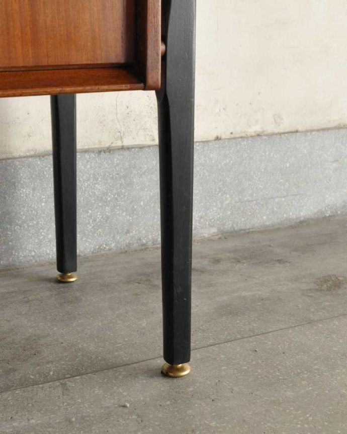 アンティークのキャビネット アンティーク家具 Nathan(ネイサン)社のビンテージ家具、ブラックのラインがお洒落なサイドボード。スッキリとした脚の裏には…Handleの家具の脚裏にはフェルトキーパーをお付けしています。(k-2342-f)