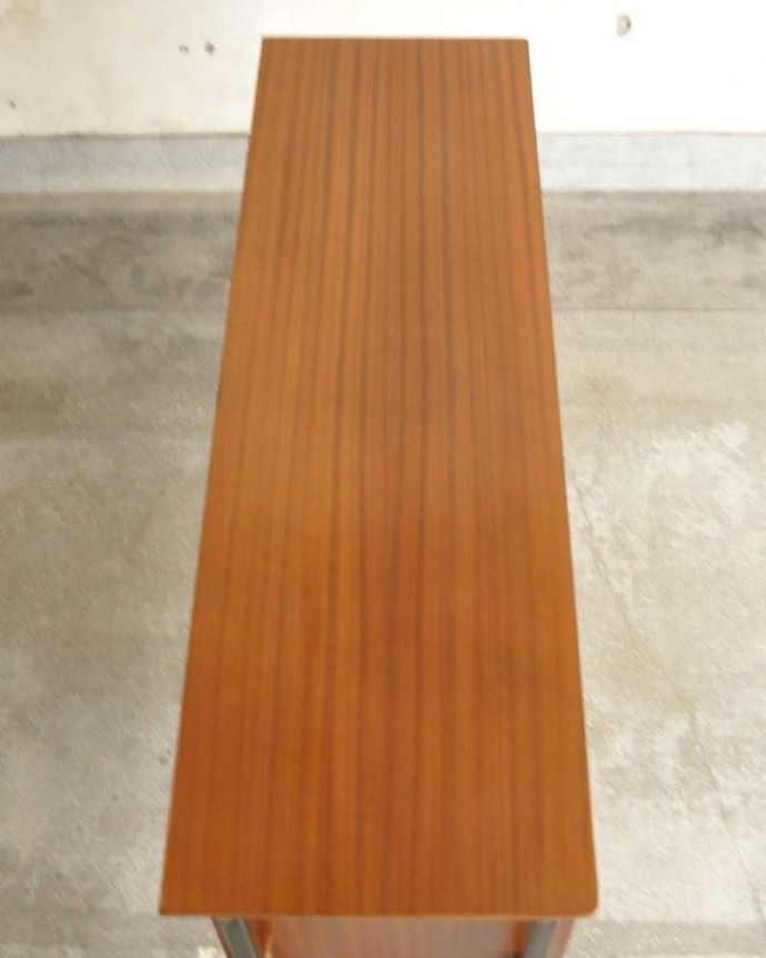 アンティークのキャビネット アンティーク家具 Nathan(ネイサン)社のビンテージ家具、ブラックのラインがお洒落なサイドボード。天板の塗装もキレイに仕上げましたヴィンテージの家具は修復方法が様々。(k-2342-f)