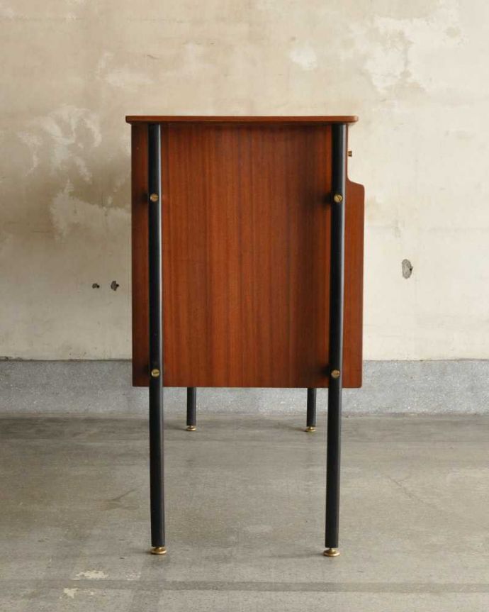 アンティークのキャビネット アンティーク家具 Nathan(ネイサン)社のビンテージ家具、ブラックのラインがお洒落なサイドボード。横から見てもスッキリどこから見てもスッキリとしてステキなヴィンテージ。(k-2342-f)