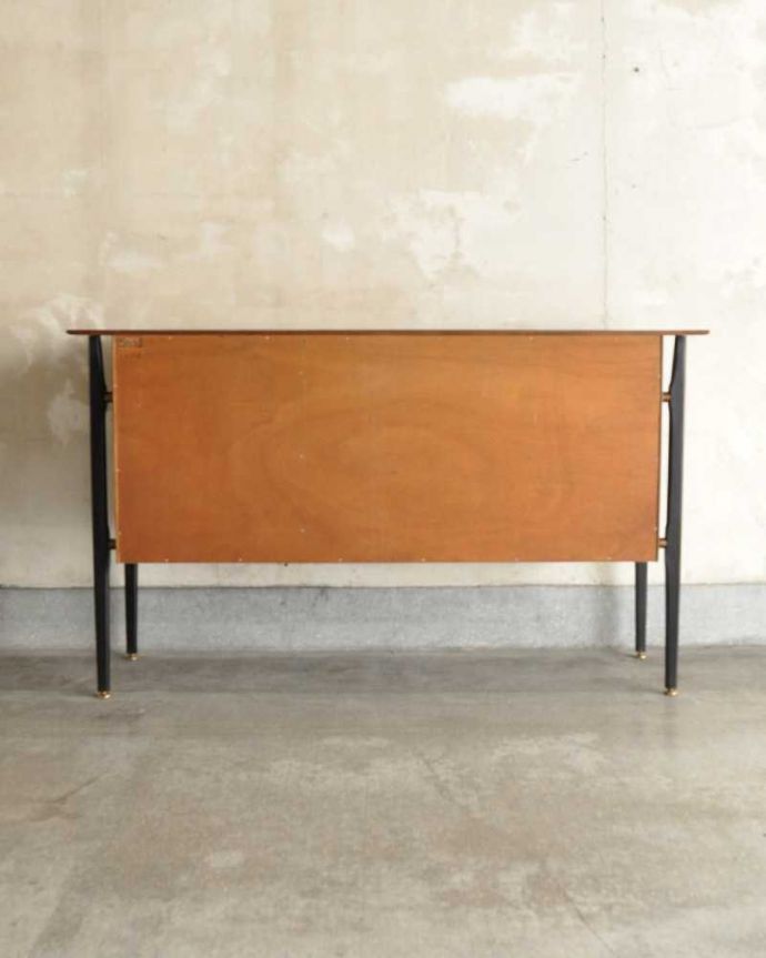 アンティークのキャビネット アンティーク家具 Nathan(ネイサン)社のビンテージ家具、ブラックのラインがお洒落なサイドボード。もちろん後ろ姿もキレイですビンテージは新品ではないので、もちろん経年変化によるキズはあります。(k-2342-f)