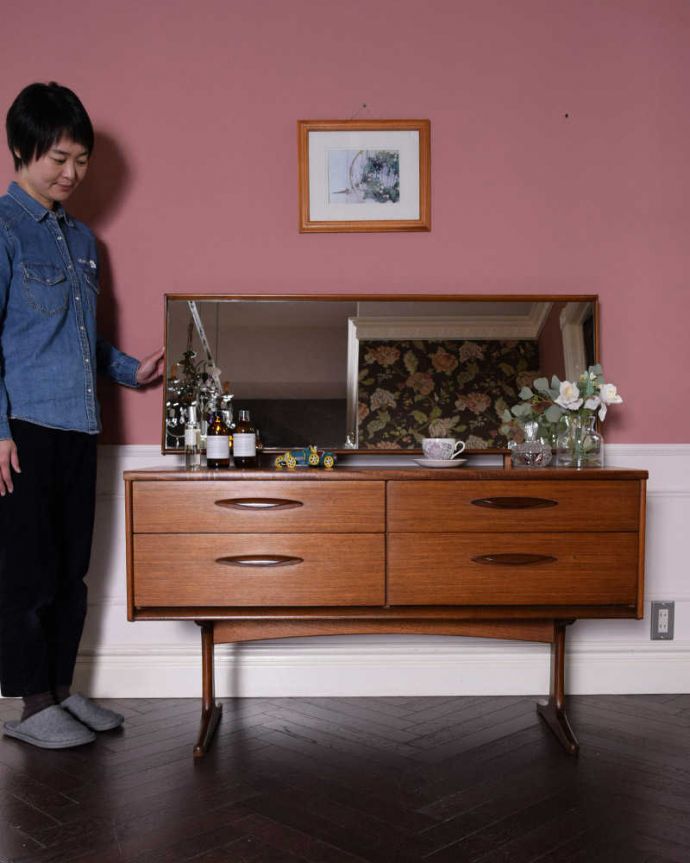 アンティークのドレッサー　アンティーク家具　北欧テイストのイギリスヴィンテージ家具、引き出しがたっぷり付いたドレッサー （ドレッシングチェスト） 。クールに決まる北欧スタイルのドレッサースッキリとシンプルな北欧スタイルのドレッシングチェストは、どんなお部屋にもカッコよく似合います(モデルの身長は164cmです)。(k-2343-f)