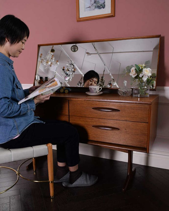 アンティークのドレッサー　アンティーク家具　北欧テイストのイギリスヴィンテージ家具、引き出しがたっぷり付いたドレッサー （ドレッシングチェスト） 。自分だけの時間がカッコよく過ごせるカッコよさたっぷり収納できるチェストの上にミラーが乗っている感じのこのスタイルにしてはめずらしいデザインなので、カッコよさだけじゃなく実用的に使える実力派。(k-2343-f)