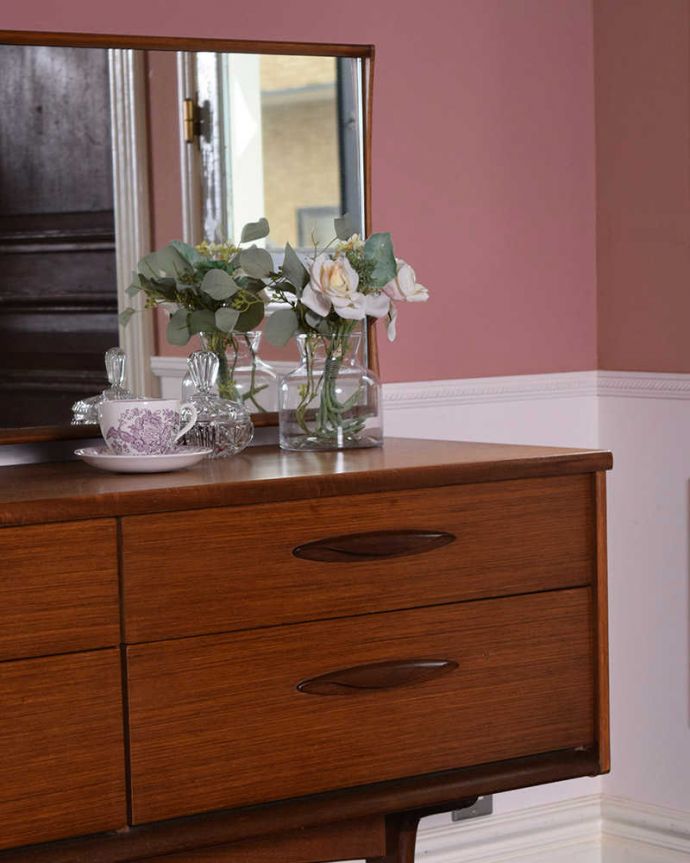 アンティークのドレッサー　アンティーク家具　北欧テイストのイギリスヴィンテージ家具、引き出しがたっぷり付いたドレッサー （ドレッシングチェスト） 。ヴィンテージ家具らしいカッコよさやっぱり一番の魅力は、この時代に作られた独特の雰囲気。(k-2343-f)