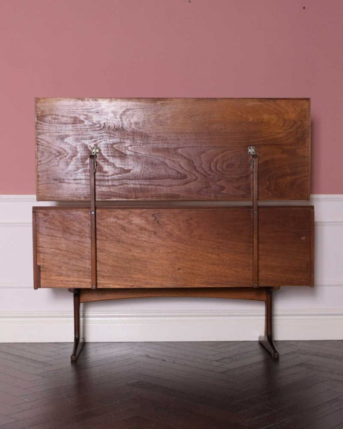 アンティークのドレッサー　アンティーク家具　北欧テイストのイギリスヴィンテージ家具、引き出しがたっぷり付いたドレッサー （ドレッシングチェスト） 。後ろ姿もキレイです。(k-2343-f)