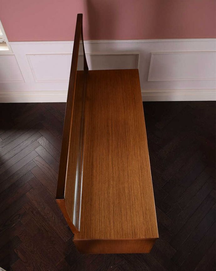 アンティークのドレッサー　アンティーク家具　北欧テイストのイギリスヴィンテージ家具、引き出しがたっぷり付いたドレッサー （ドレッシングチェスト） 。デスクとしても使える広々天板広々とした天板の上はデスクとしても使えるように塗装もキレイに修復しました。(k-2343-f)