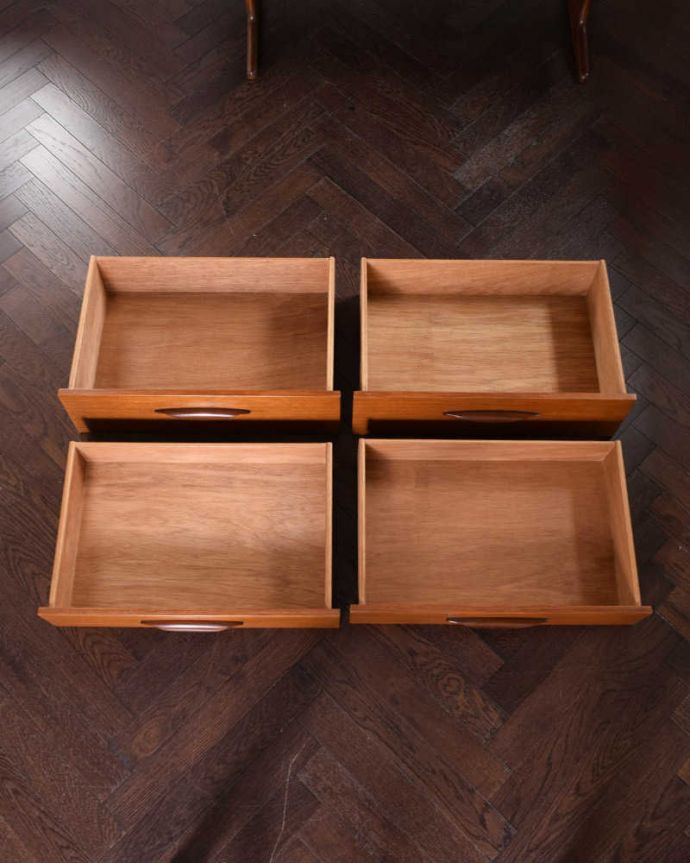 アンティークのドレッサー　アンティーク家具　北欧テイストのイギリスヴィンテージ家具、引き出しがたっぷり付いたドレッサー （ドレッシングチェスト） 。引き出しの中もキレイに修復しました細々としたものを安心して収納していただけるよう引き出しの中もキレイにお直ししてあります。(k-2343-f)