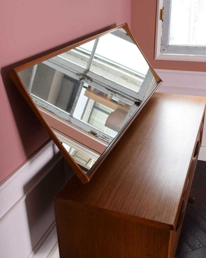 アンティークのドレッサー　アンティーク家具　北欧テイストのイギリスヴィンテージ家具、引き出しがたっぷり付いたドレッサー （ドレッシングチェスト） 。お部屋を広く見せてくれる大きなミラー大きなミラーは身だしなみを整えるのはもちろん、お部屋を広く見せてくれる効果もあります。(k-2343-f)