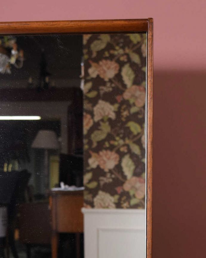 アンティークのドレッサー　アンティーク家具　北欧テイストのイギリスヴィンテージ家具、引き出しがたっぷり付いたドレッサー （ドレッシングチェスト） 。近くで見ると･･･鏡がキレイな状態のものを選んできました。(k-2343-f)