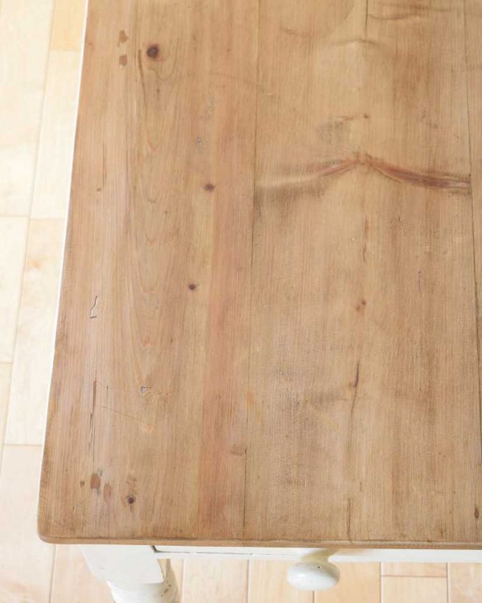 アンティークのテーブル アンティーク家具 ナチュラルなカントリースタイルのお部屋に似合うアンティークダイニングテーブル。オールドパイン材だけが持つ・・・なんとも言えずあたたかい雰囲気。(k-2344-f)