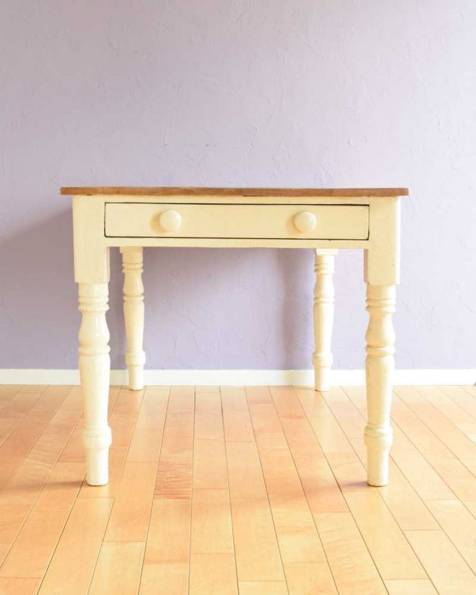 アンティークのテーブル アンティーク家具 ナチュラルなカントリースタイルのお部屋に似合うアンティークダイニングテーブル。こっち側もキレイです!アンティークは新品ではないので、もちろん経年変化によるキズはありますが、専門の職人がきちんとお直しをしているので、180度どの角度もキレイです。(k-2344-f)