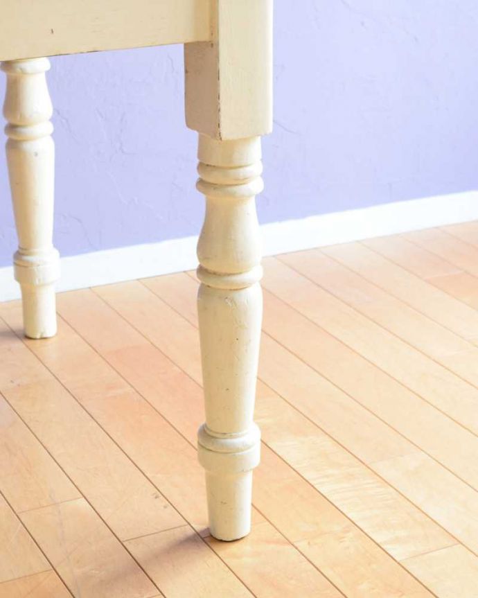 アンティークのテーブル アンティーク家具 ナチュラルなカントリースタイルのお部屋に似合うアンティークダイニングテーブル。持ち上げなくても移動できます!Handleのアンティークは、脚の裏にフェルトキーパーをお付けしていますので、床を滑らせてれば女性1人でも移動が簡単です。(k-2344-f)