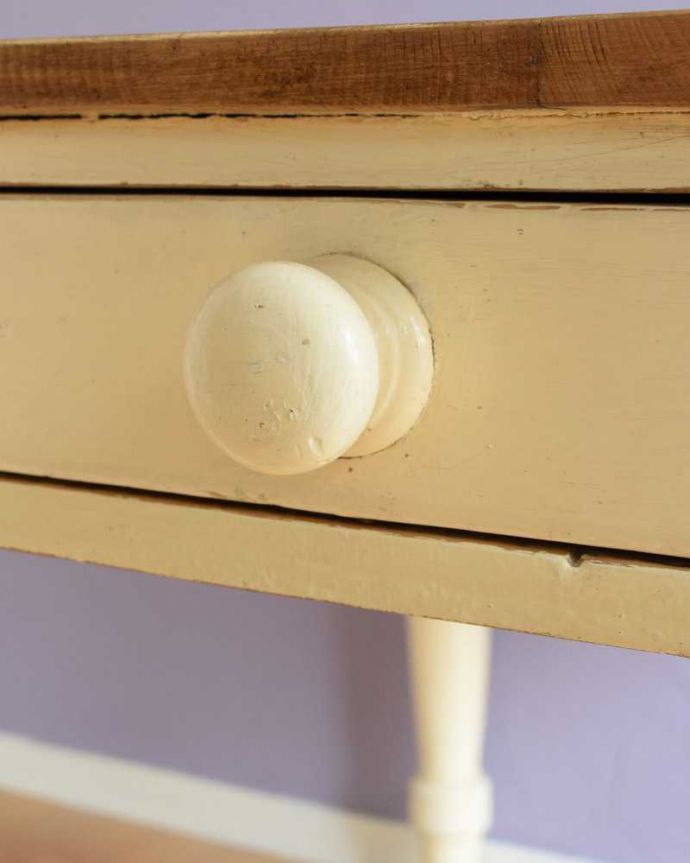 アンティークのテーブル アンティーク家具 ナチュラルなカントリースタイルのお部屋に似合うアンティークダイニングテーブル。引き出しの取っ手は…こんな所もアンティークらしくて素敵なんです。(k-2344-f)