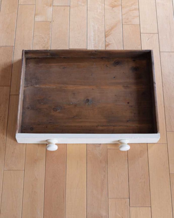 アンティークのテーブル アンティーク家具 ナチュラルなカントリースタイルのお部屋に似合うアンティークダイニングテーブル。引き出しの中もキレイですテーブルに付いた引き出しの中も、もちろん職人がキレイに修復しました。(k-2344-f)