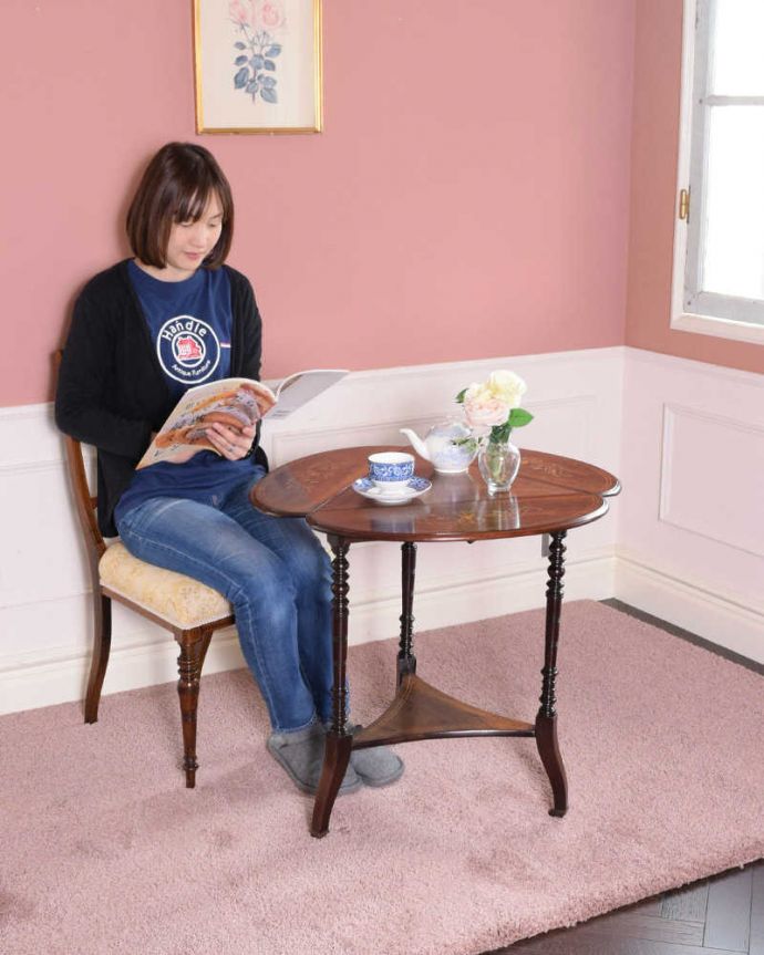 アンティークのテーブル　アンティーク家具　象嵌入りの美しい英国インテリア、優雅なバタフライアンティークテーブル（伸張式）。形が変わるアンティークのテーブルちょっとめずらしい天板の形が変わるアンティークのテーブル。(k-2346-f)