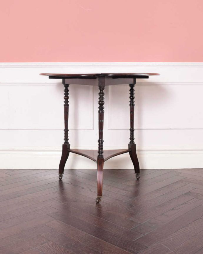 アンティークのテーブル　アンティーク家具　象嵌入りの美しい英国インテリア、優雅なバタフライアンティークテーブル（伸張式）。天板を広げるとこんな感じ開いても閉じても、自由に使える便利さが魅力です。(k-2346-f)