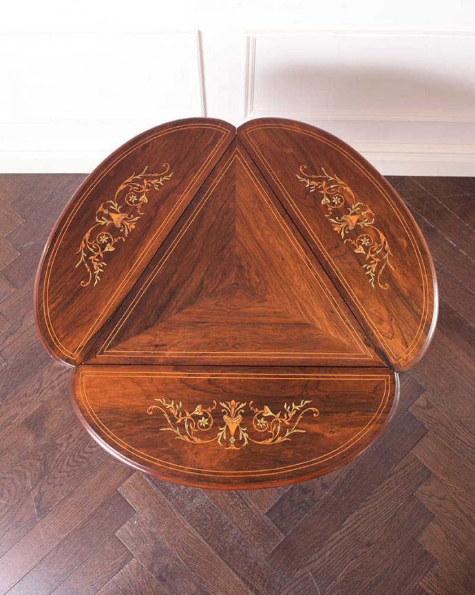 アンティークのテーブル　アンティーク家具　象嵌入りの美しい英国インテリア、優雅なバタフライアンティークテーブル（伸張式）。天板を広げてみると･･･広げてみると、まるで違う家具のような形。(k-2346-f)