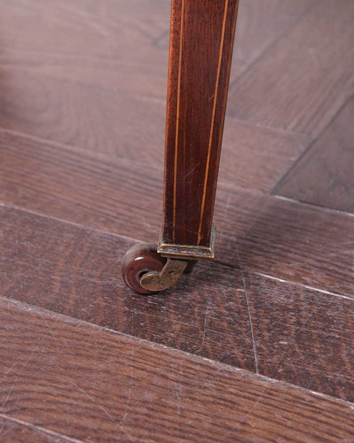 アンティークのテーブル　アンティーク家具　象嵌入りの美しい英国インテリア、優雅なバタフライアンティークテーブル（伸張式）。女性1人でラクラク運べちゃうんですキャスター付きの脚。(k-2346-f)