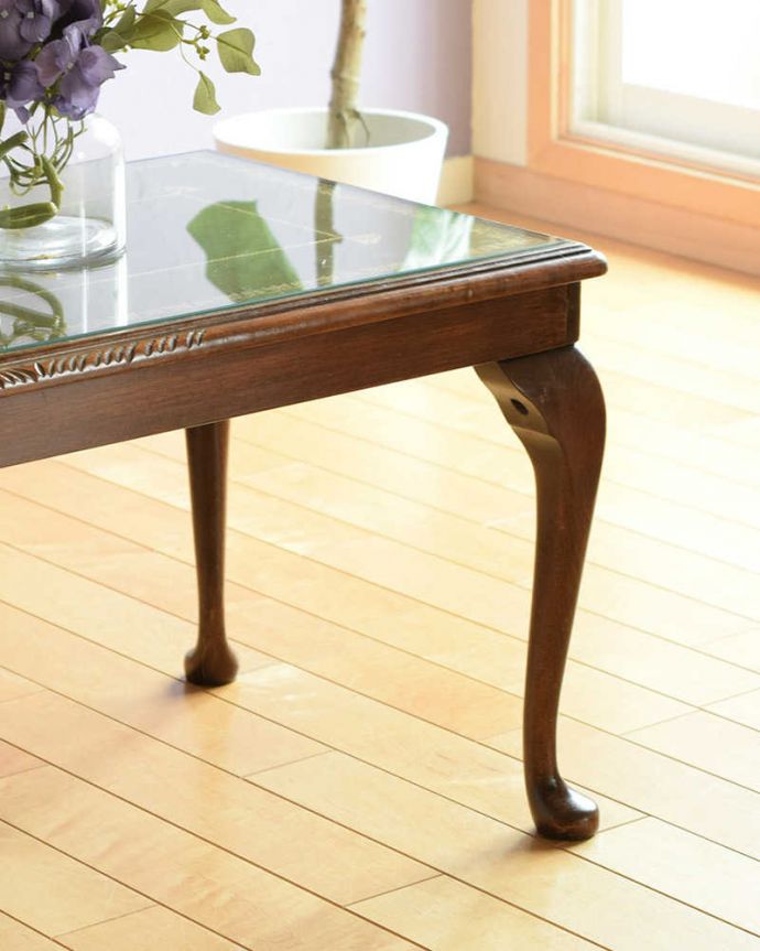 アンティークのテーブル　アンティーク家具　イギリスから輸入したアンティーク家具、ガラストップのコーヒーテーブル（レザートップ）。英国らしく凝った彫りの入った脚脚だけを見ても、アンティークらしさが感じられる凝った彫。(k-2347-f)