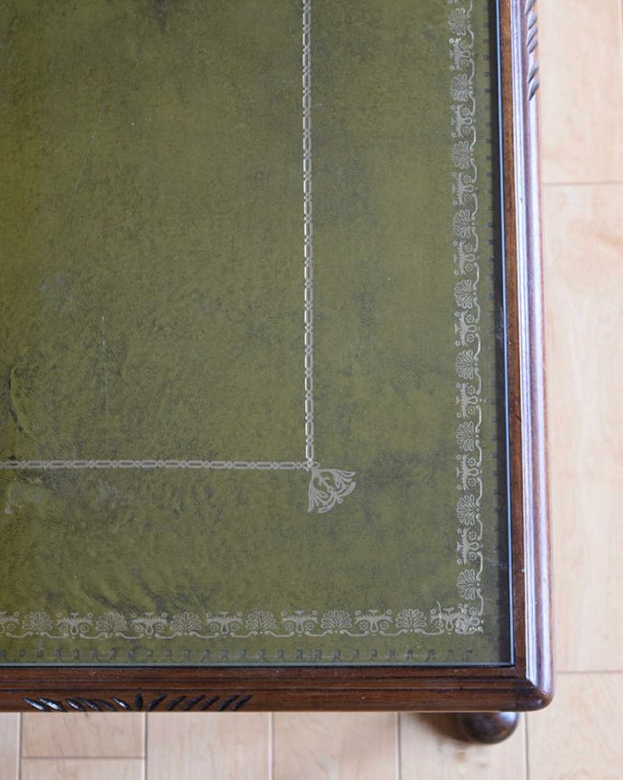 アンティークのテーブル　アンティーク家具　イギリスから輸入したアンティーク家具、ガラストップのコーヒーテーブル（レザートップ）。近づいて見てみると･･･アンティークはもちろん新品ではないので小さなキズや汚れはありますが、キレイにお直ししたので満足して頂ける自信があります！。(k-2347-f)