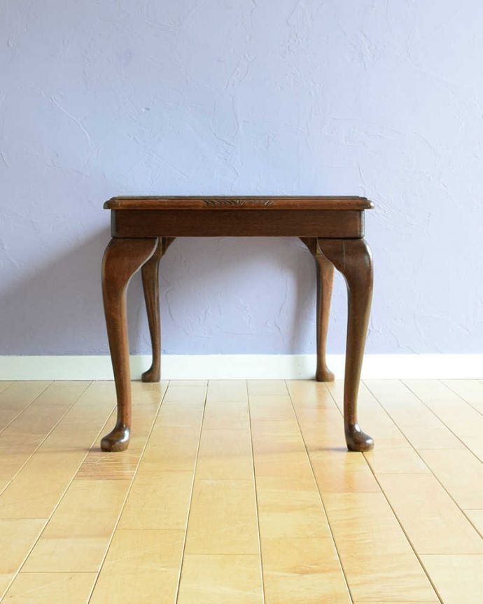 アンティークのテーブル　アンティーク家具　イギリスから輸入したアンティーク家具、ガラストップのコーヒーテーブル（レザートップ）。横から見た姿もステキ横から見るとこんな感じです。(k-2347-f)