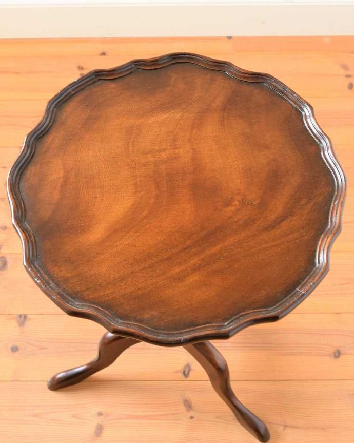アンティークのテーブル アンティーク家具 英国輸入のアンティーク家具、天板と脚の形が可愛いワインテーブル。天板を上から見ると・・・コーヒーテーブルの天板は毎日使う場所だから、しっかり修復しました。(k-2348-f)