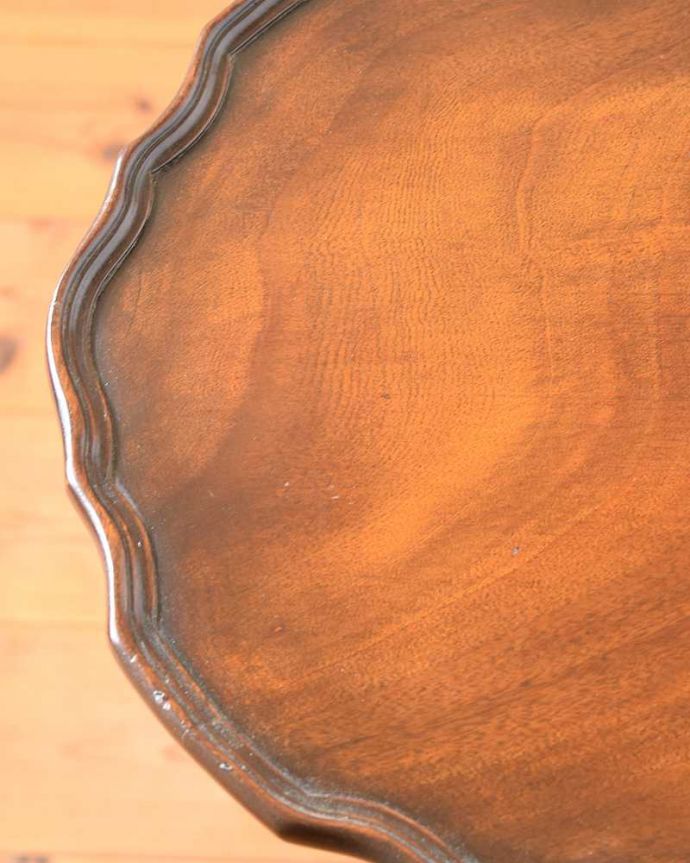 アンティークのテーブル アンティーク家具 英国輸入のアンティーク家具、天板と脚の形が可愛いワインテーブル。近づいてみると…木目もキレイな天板。(k-2348-f)