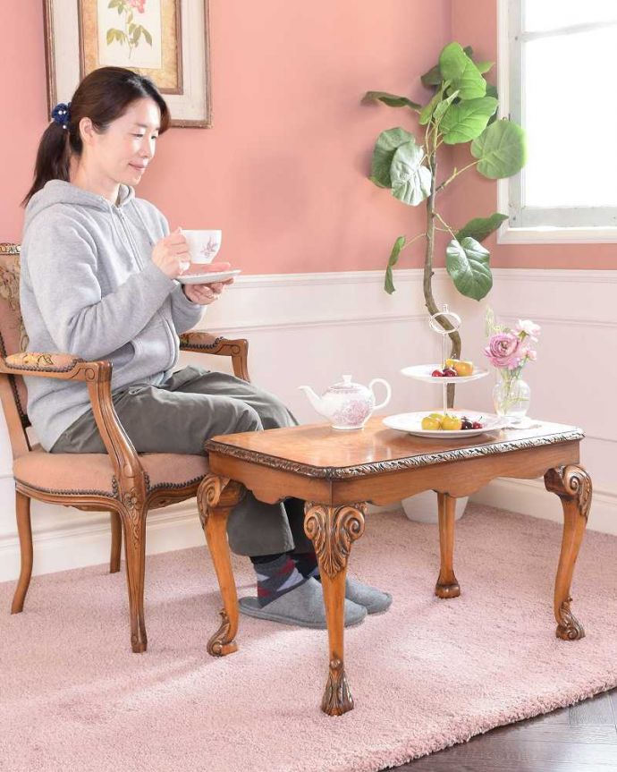 アンティークのテーブル アンティーク家具 イギリスで見つけたアンティーク家具、装飾の美しいコーヒーテーブル。優雅な時間が過ごせる英国スタイルのコーヒーテーブルどんな場所に置いても美しいデザインでみんなを魅了する英国アンティーク。(k-2350-f)