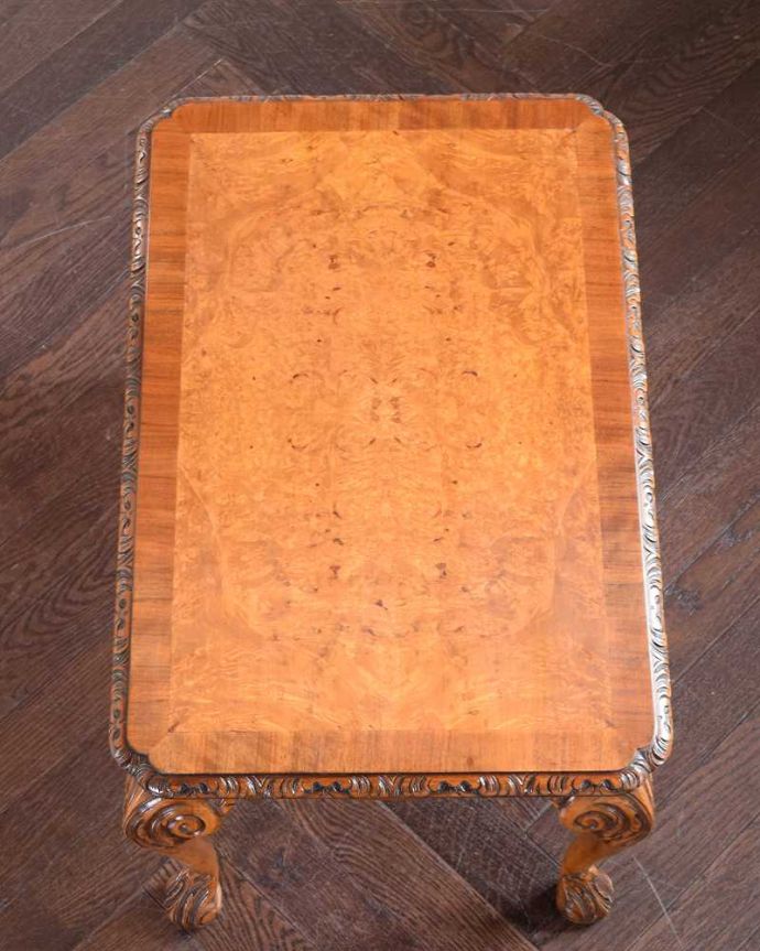 アンティークのテーブル アンティーク家具 イギリスで見つけたアンティーク家具、装飾の美しいコーヒーテーブル。天板を上から見ると・・・コーヒーテーブルの天板は毎日使う場所だから専門の職人がしっかり修復しました。(k-2350-f)