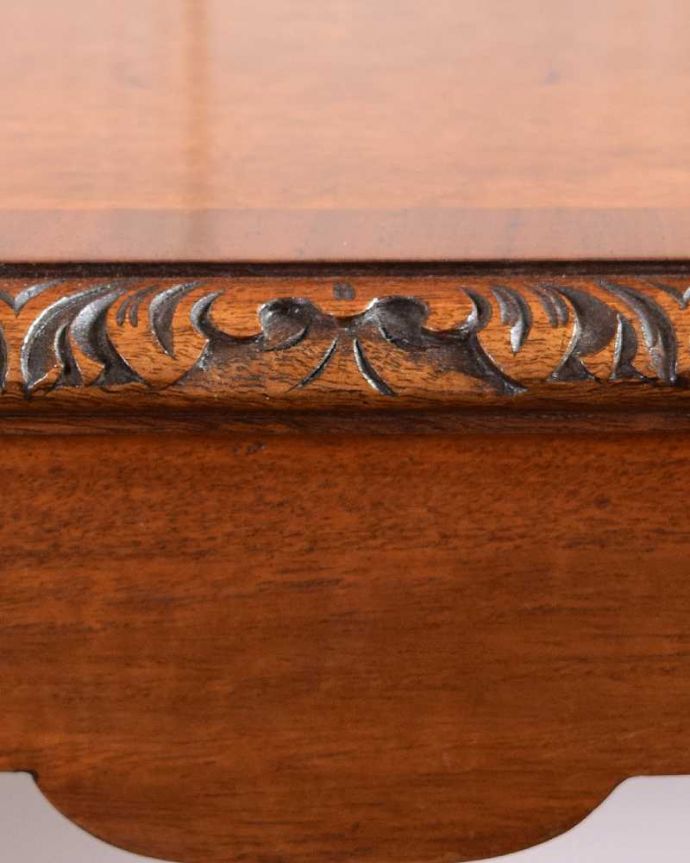 アンティークのテーブル アンティーク家具 イギリスで見つけたアンティーク家具、装飾の美しいコーヒーテーブル。惚れ惚れしちゃう美しさこんなに堅い無垢材に一体どうやって彫ったんだろう?と不思議になるくらい細かい彫にうっとりです。(k-2350-f)