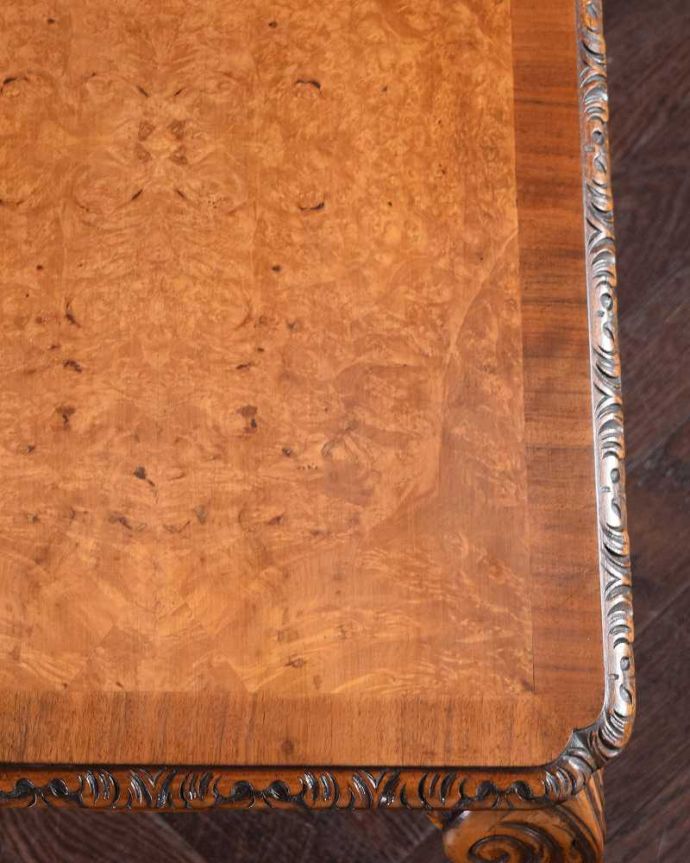 アンティークのテーブル アンティーク家具 イギリスで見つけたアンティーク家具、装飾の美しいコーヒーテーブル。近づいて見てみると・・・アンティークはもちろん新品ではないので小さなキズや汚れはありますが、キレイにお直ししたので満足して頂ける自信があります!。(k-2350-f)