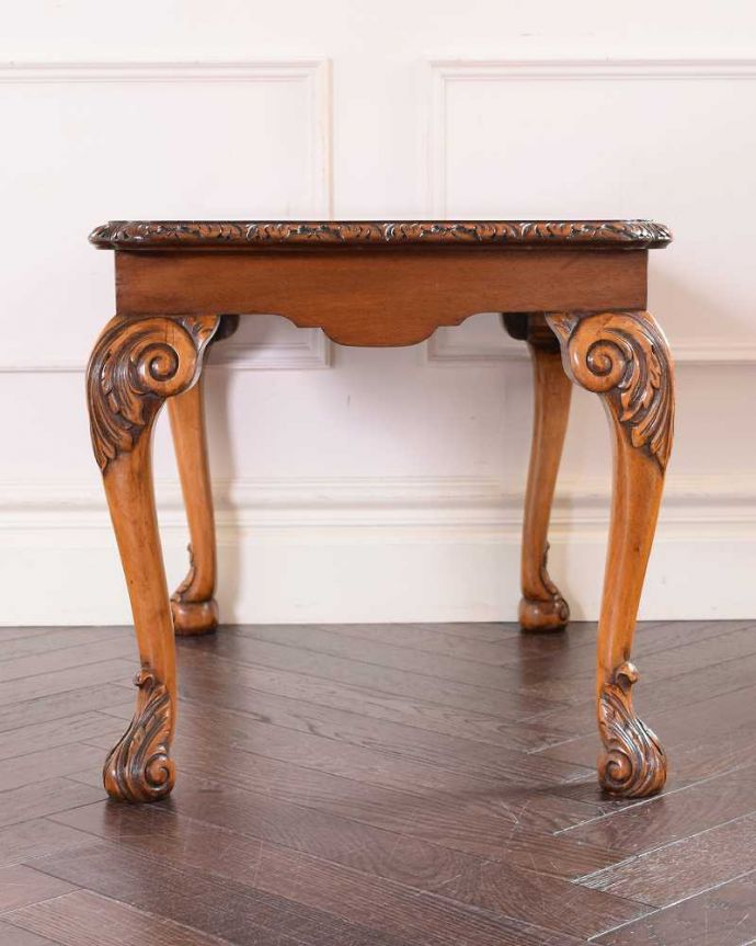 アンティークのテーブル アンティーク家具 イギリスで見つけたアンティーク家具、装飾の美しいコーヒーテーブル。横から見た姿もステキ横から見るとこんな感じ。(k-2350-f)