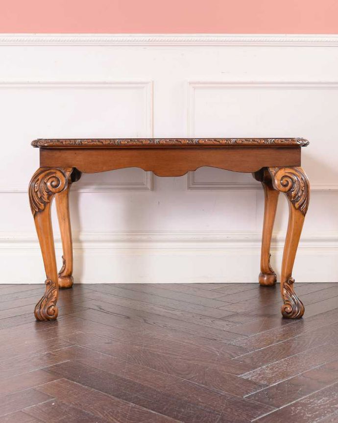 アンティークのテーブル アンティーク家具 イギリスで見つけたアンティーク家具、装飾の美しいコーヒーテーブル。クルッと回転360度どこから見ても美しく仕上げてあるので、いろんな場所から見て楽しんで下さい。(k-2350-f)