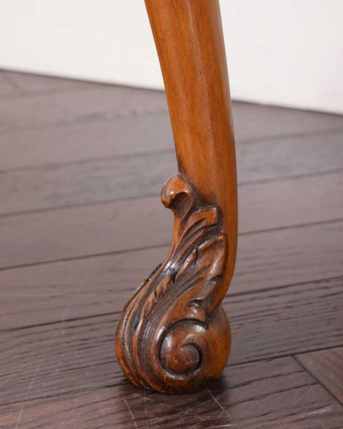 アンティークのテーブル アンティーク家具 イギリスで見つけたアンティーク家具、装飾の美しいコーヒーテーブル。持ち上げなくても移動できます!Handleのアンティークは、脚の裏にフェルトキーパーをお付けしていますので、床を滑らせてれば移動が簡単です。(k-2350-f)