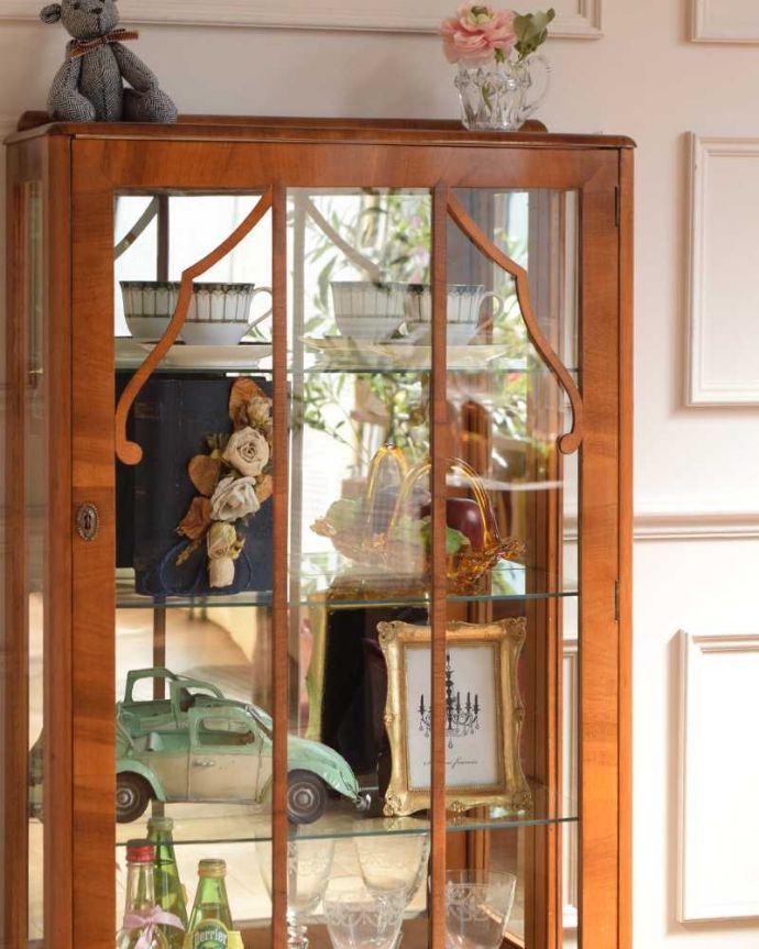 アンティークのキャビネット　アンティーク家具　ミラーが輝くアンティークのショーケース、英国のガラスキャビネット。ガラス越しに中をのぞいてみると･･･光りが入るとミラーに反射してキラッと輝くから、中に入れたものにまるでスポットライトが当たっているように見えちゃうんです。(k-2351-f)