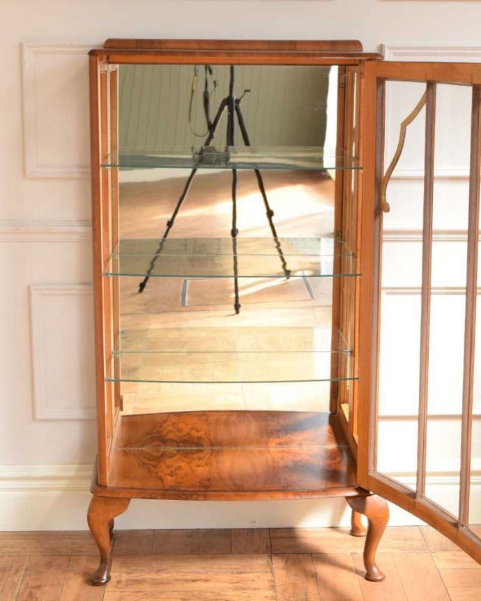 アンティークのキャビネット　アンティーク家具　ミラーが輝くアンティークのショーケース、英国のガラスキャビネット。ミラーの効果で、なんだか大きく見えます背板の鏡にキャビネット自身が映し出されて、大きな形のキャビネットに見えちゃうんです。(k-2351-f)