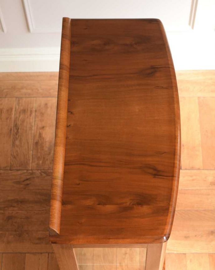 アンティークのキャビネット　アンティーク家具　ミラーが輝くアンティークのショーケース、英国のガラスキャビネット。上から見るとよく分かるキャビネットの形全体の形はこんな感じです。(k-2351-f)