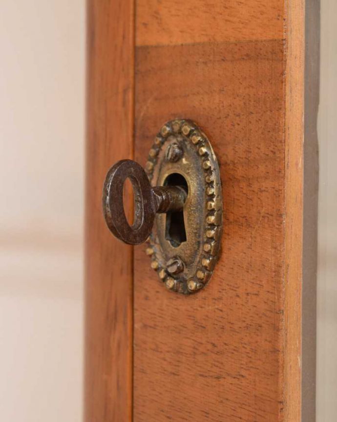 アンティークのキャビネット　アンティーク家具　ミラーが輝くアンティークのショーケース、英国のガラスキャビネット。開ける度にワクワクする取っ手鍵が取っ手になっているので、中を開ける度にまるで宝箱を開ける気分です。(k-2351-f)