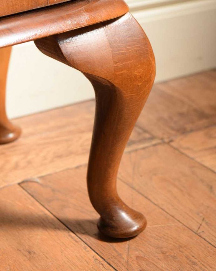 アンティークのキャビネット　アンティーク家具　ミラーが輝くアンティークのショーケース、英国のガラスキャビネット。女性１人でもラクに運べちゃうヒミツHandleのアンティークは、脚の裏にフェルトキーパーをお付けしているので、床を滑らせれば女性でも移動がカンタンに出来ます！ご安心下さい。(k-2351-f)