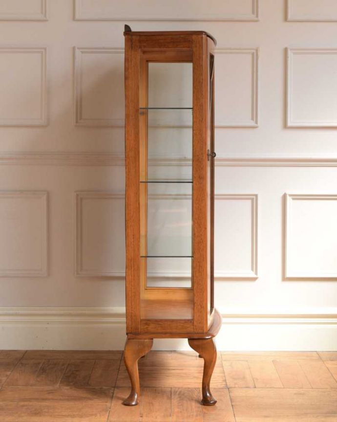 アンティークのキャビネット　アンティーク家具　ミラーが輝くアンティークのショーケース、英国のガラスキャビネット。横から見てもステキ背板以外の三方向がガラスで囲まれたキャビネット。(k-2351-f)