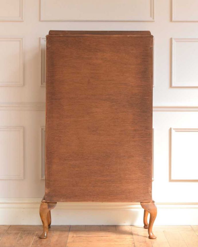 アンティークのキャビネット　アンティーク家具　ミラーが輝くアンティークのショーケース、英国のガラスキャビネット。もちろん背中を見てもキレイですアンティークは新品ではないので経年変化によるキズはありますが、専門の職人がキレイにお直ししたので、背中もキレイです。(k-2351-f)