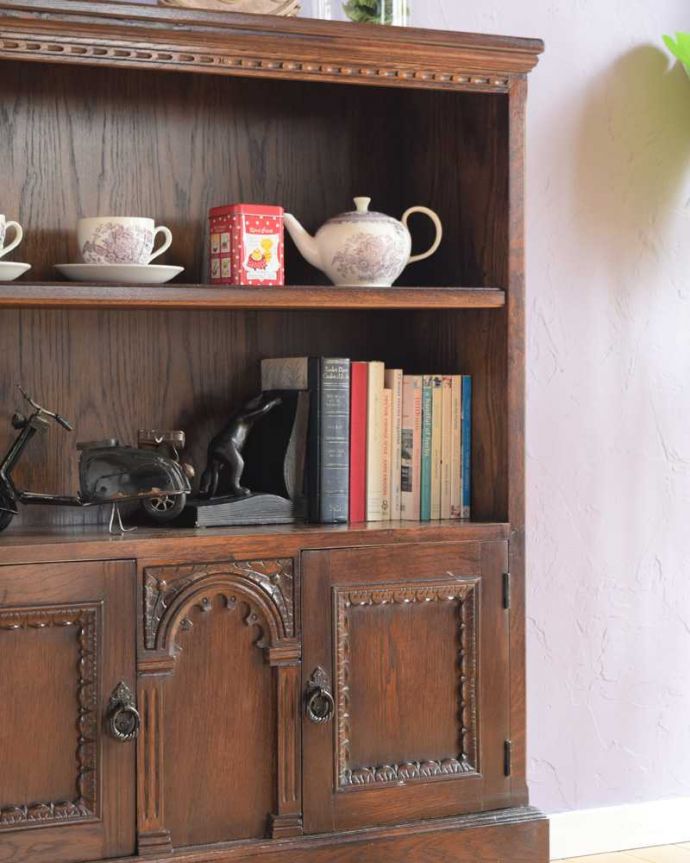 アンティークのキャビネット アンティーク家具 英国のアンティーク家具、扉収納付きのブックシェルフ(本棚)。扉収納も付いている実力派オープン棚だけじゃなく扉も付いているので、見た目もアンティークらしさたっぷりの美しさ。(k-2352-f)