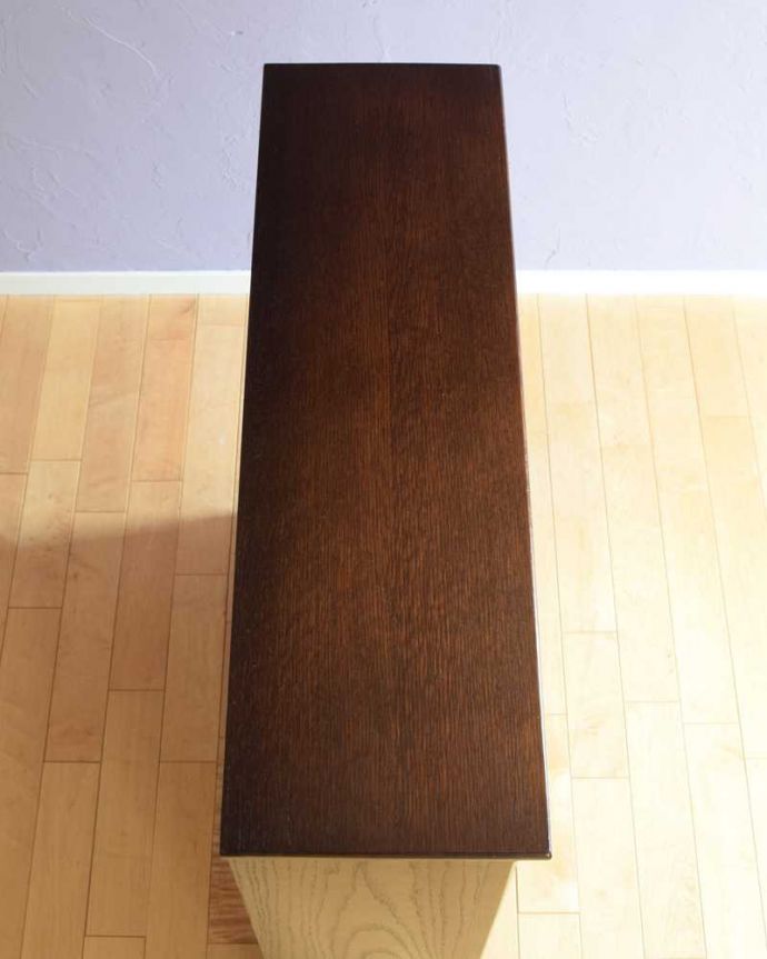 アンティークのキャビネット アンティーク家具 英国のアンティーク家具、扉収納付きのブックシェルフ(本棚)。上から見てみると・・・天板の塗装も修復の際、もちろんキレイにお直ししました。(k-2352-f)