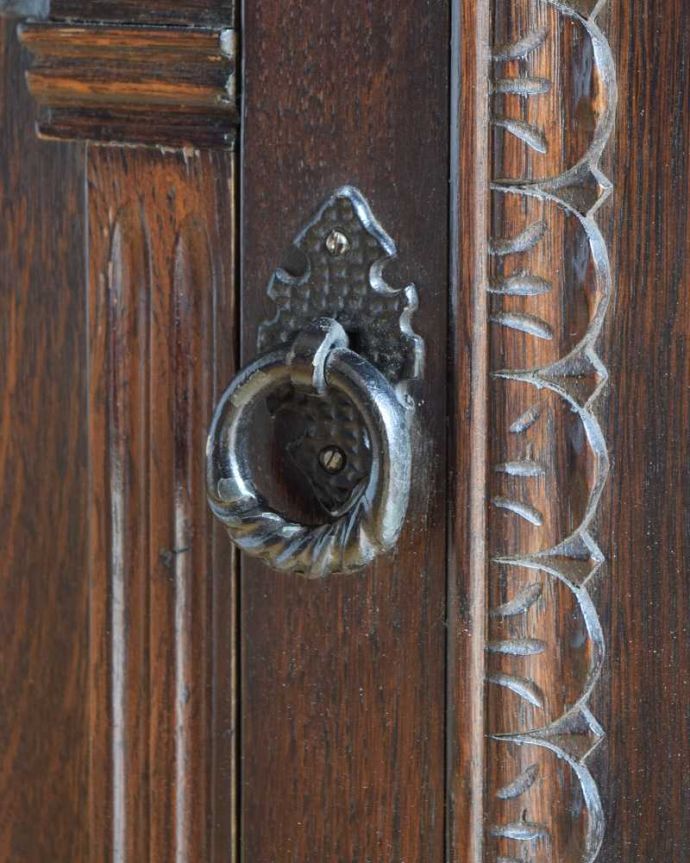 アンティークのキャビネット アンティーク家具 英国のアンティーク家具、扉収納付きのブックシェルフ(本棚)。アンティークらしい素敵な取っ手デザインが美しい取っ手。(k-2352-f)