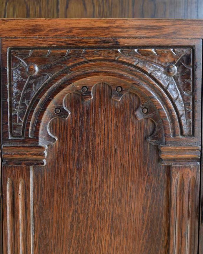 アンティークのキャビネット アンティーク家具 英国のアンティーク家具、扉収納付きのブックシェルフ(本棚)。惚れ惚れしちゃう美しさこんなに堅い無垢材に一体どうやって彫ったんだろう?と不思議になるくらい細かい彫にうっとりです。(k-2352-f)